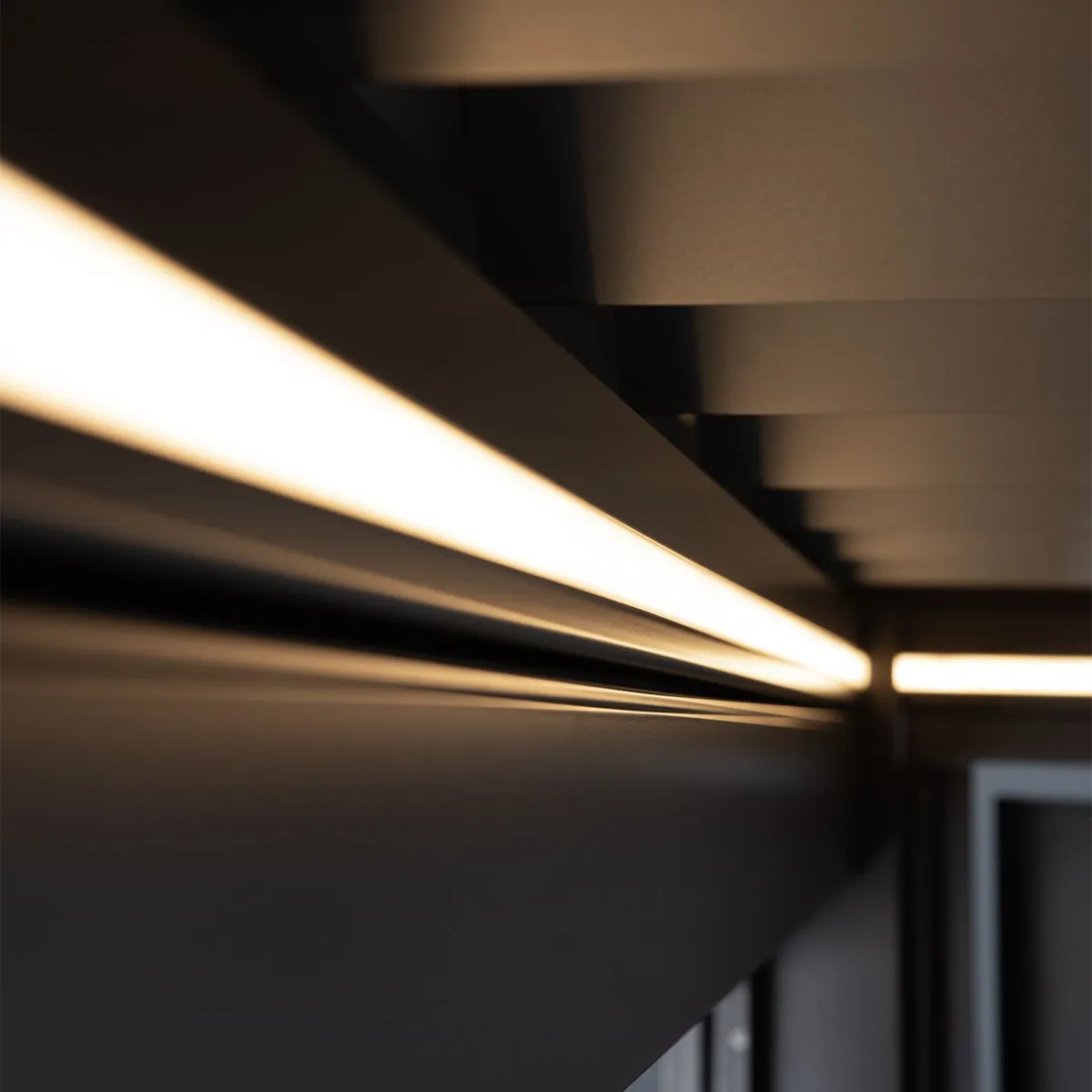 Éclairage via LED sous toit de pergola
